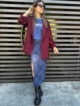 Falda midi de corte recto con estampado a cuadros en tonos azules y abertura lateral.