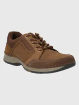 Zapato acordonado de cuero color marrón con suela de goma.