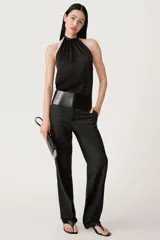 Pantalón de vestir negro de lana con corte recto, tiro bajo, trabillas para cinturón, bolsillos laterales y traseros de doble vivo.