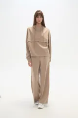 Buzo negro con capucha, cuello alto con broches, manga larga y bolsillo canguro frontal.