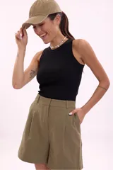 Short negro de vestir con bolsillos laterales y cintura alta.