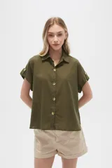 Camisa blanca de algodón con cuello clásico, manga corta con botón y cierre frontal con botones de carey.
