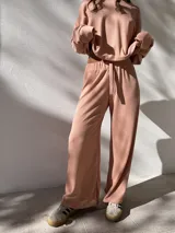 Pantalón negro de tela waffle de algodón, con cintura elastizada y cordón ajustable.