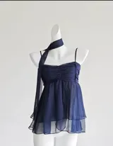 Top azul marino de gasa con breteles finos, escote recto con frunce y corte imperio con volados. Incluye pañuelo al tono.