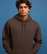 Buzo masculino comfort cerrado, con capucha y cordón para ajustes. Tiene bolsillo delantero y mangas largas.