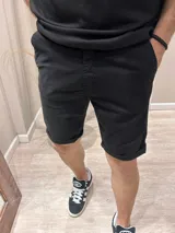 Bermuda de gabardina negra con corte clásico y bolsillo lateral.