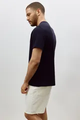 Remera de hombre de color azul marino, corte estándar, cuello redondo y mangas cortas.