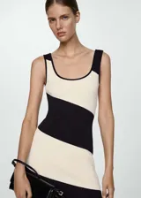 Vestido midi de punto fino a rayas horizontales en color crema y negro, con tirantes anchos y escote redondo.