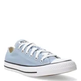 Championes Converse Chuck Taylor All Star de caña baja, color celeste, con cordones blancos y suela de goma blanca con línea negra.