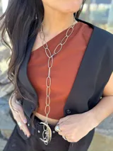 Collar dorado con eslabones ovalados grandes. Se puede usar como corbatín, doble corto o largo.