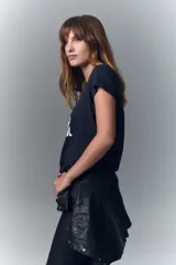 Remera negra de algodón con estampado frontal de la frase "Rock & Roll Stole My Soul" en letras blancas y un rayo de arcoíris.