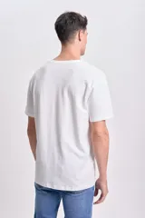 Remera blanca de manga corta con el logo de Marvel en rojo.