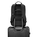 Mochila verde militar de poliéster reciclado, con capacidad para laptops de hasta 15,6 pulgadas. Cuenta con bolsillos frontales con cierre, cinturón para valija en la parte trasera y tela a prueba de agua.