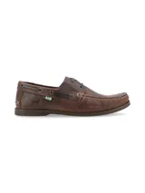Zapato náutico de cuero marrón con cordones negros, suela de goma y detalle de logo de pato bordado en el lateral.