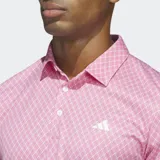 Chomba de golf Adidas color rosa con estampado de rombos y logo blanco en el pecho.