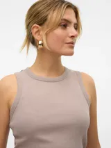 Musculosa marrón de punto canalé con cuello redondo y sisas anchas.