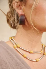 Aros tipo argolla gruesa color marrón oscuro.