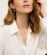 Conjunto de collar corto y caravanas con colgante redondo en resina.