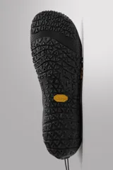 Zapato técnico negro para actividades deportivas en entornos acuáticos. Parte superior fabricada en tejido técnico con puntera y talón recubiertos para proteger de la abrasión. Ajuste mediante pieza técnica y suela Vibram® de goma.