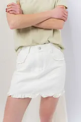 Minifalda de denim color crema con volados en los bolsillos delanteros y en el ruedo.