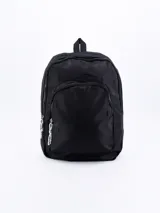 Mochila negra de tela sintética con dos compartimentos frontales con cierre y tiradores de cordón.