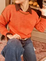 Sweater tejido en mohair color mostaza, con cuello redondo y bordados en hilo de seda. Corte clásico y mangas largas.