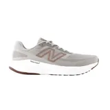 Championes New Balance Evoz V4, color gris con logo marrón, capellada de malla transpirable y entresuela Fresh Foam.