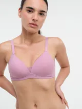 Soutien lila con breteles regulables y copas triangulares con detalle de tul en el centro.