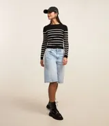 Blusa de viscosa con cuello redondo y mangas largas, con rayas horizontales blancas sobre fondo negro.