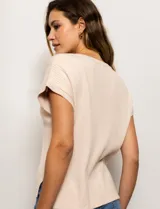 Buzo tejido acanalado color beige, marca Tahari. Cuello a la base y manga dolman.