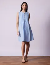 Vestido celeste sin mangas de lino con botones frontales.