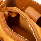 Cartera tipo tote bag color marrón, con doble asa corta y correa larga desmontable y regulable. Tiene dos compartimentos internos y un bolsillo con cierre.