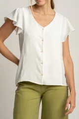 Blusa blanca con escote en V, mangas cortas con volados y cierre frontal con botones.