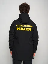 Parka negra con capucha, cierre frontal con cremallera, mangas largas y logo del Club Atlético Peñarol estampado en el pecho.