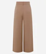 Pantalón pantalona de sastrería color beige, con trabillas en la cintura y pliegues delanteros.