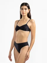 Conjunto de bikini color verde lima, con corpiño de triángulo con tirantes finos y bombacha de tiro alto.