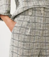 Pantalón zanahoria con estampado de cuadros, botón en la trabilla y tejido tweed.