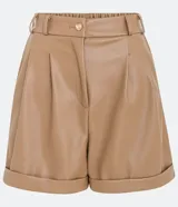 Bermuda color camel de material sintético, con cintura alta, trabillas, cierre con cremallera y botón, bolsillos laterales, pliegues frontales y ruedo con dobladillo.