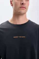 Camiseta negra de corte amplio con mangas cortas y estampado de un globo terráqueo en color naranja en la espalda, con la frase 'Respect the Earth'.