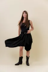 Pollera corta asimétrica de gamuza color marrón, con volados superpuestos y cintura elastizada. Incluye short interno.