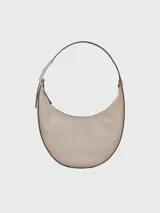 Bolso hobo de cuero color negro con cierre de cremallera y asa de hombro.