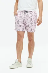 Short de baño estampado con cintura elástica, cordón ajustable, dos bolsillos laterales y un bolsillo trasero. Confeccionado en tela ligera de secado rápido y logo bordado.
