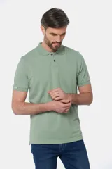 Remera polo piqué lisa color salmón, con cuello en rib y botones personalizados.