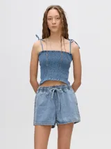 Short de jean celeste con cintura elastizada y cordón de ajuste.