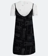 Vestido corto negro con estampado de palabras en blanco y remera blanca de manga corta con estampado de estrellas.
