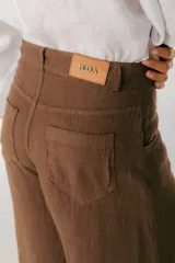 Pantalón de lino color beige, de corte palazzo y tiro alto.