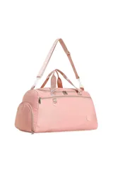 Bolso deportivo tipo duffel bag, color rosa pálido, con asas de mano y correa ajustable para llevar al hombro. Presenta cierres metálicos y un bolsillo lateral con cierre.