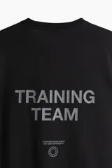 Remera deportiva negra de corte regular, cuello redondo y mangas cortas. Confeccionada en tejido funcional DryMove™ que ayuda a absorber el sudor.