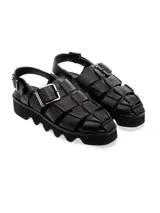 Sandalias negras de cuero con plataforma, diseño tejido y hebilla plateada.