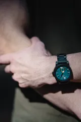 Reloj Chenaut Saphir d’Ébène con movimiento de cuarzo, caja y malla de madera de ébano, esfera azul zafiro con detalles dorados, cristal Hardlex resistente a los arañazos y cierre oculto con botón.